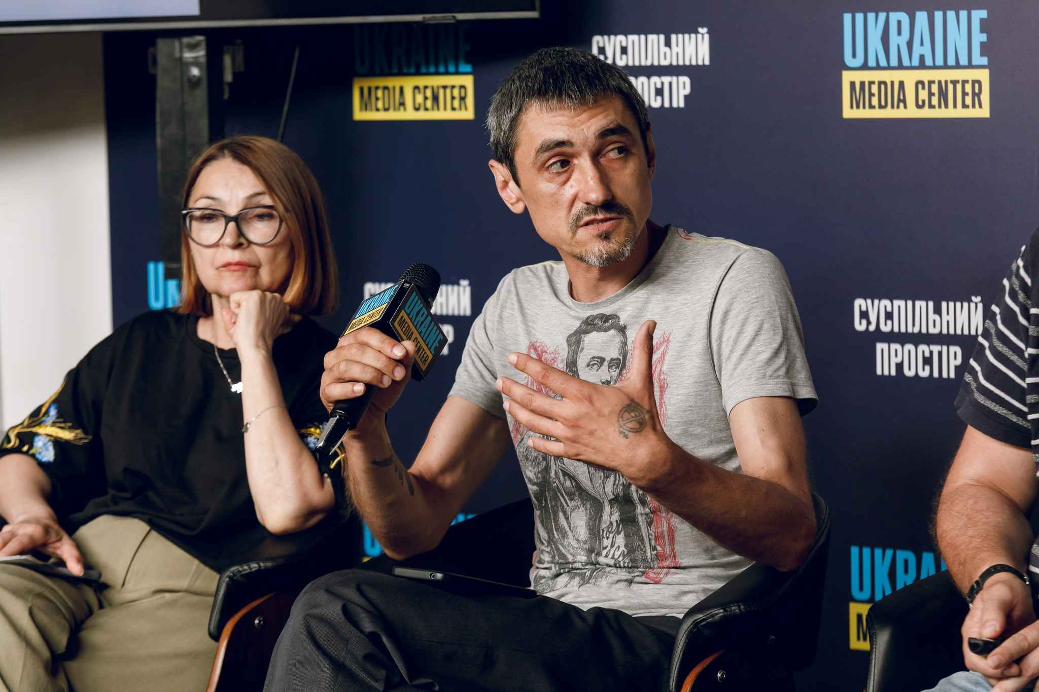 Олексій Сівак виступає на пресконференції на тему сексуального насильства під час війни